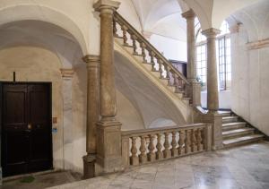 una scala in un edificio con porta nera di Casa di Luca a Genova