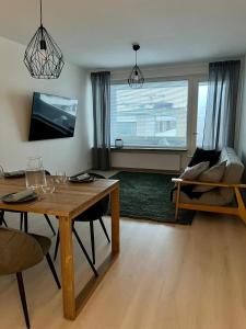 TV a/nebo společenská místnost v ubytování Ylimmän kerroksen tilava kolmio jokinäkymällä