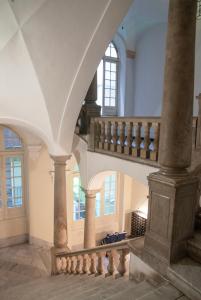 una scala in un edificio con colonne e finestre di Casa di Luca a Genova