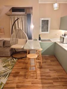 um quarto com uma mesa e cadeiras e uma cozinha em LuxuryGetaway2 / Brand New 2BR / Fully Furnished / Wi-Fi / Full Kitchen em Sharm el Sheikh