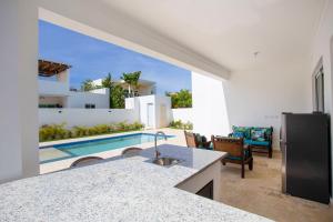 cocina y sala de estar con piscina en Sosua Ocean Village, en Sosúa