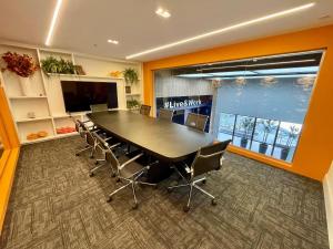 a conference room with a large table and chairs at Condomínio JSmart, localização ideal in Fortaleza