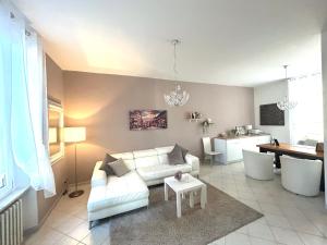 salon z białą kanapą i stołem w obiekcie B&B Magnolia w Weronie