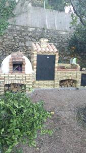ガンディアにあるApartamento Milka Gandia Marchuqueraの石壁のレンガ造りの暖炉