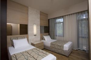 Een bed of bedden in een kamer bij Melas Holiday Village