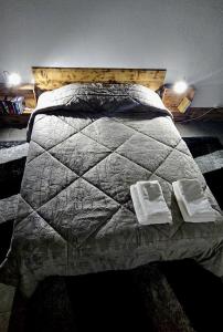 AL - Studio to Travelers في بونتا ديلغادا: غرفة نوم عليها سرير وفوط