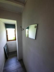 Habitación con espejo en la pared y ventana en Ma Toulousaine Chambre d'Hôtes, en Toulouse