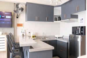 Kuchyňa alebo kuchynka v ubytovaní 2-Bedroom Boutique City Condo - Newly Renovated!