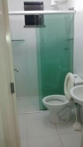 a bathroom with a shower and a toilet and a sink at Apart. 2/4 - 500 mts da praia.Ilhéus in Ilhéus