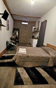 1 dormitorio con 1 cama grande en una habitación en AL - Studio to Travelers en Ponta Delgada