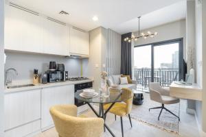 Kuchyň nebo kuchyňský kout v ubytování Serenity in Style in Zada Residence by Suiteable