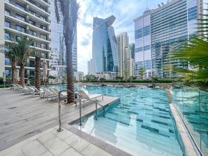 Bazén v ubytování Serenity in Style in Zada Residence by Suiteable nebo v jeho okolí