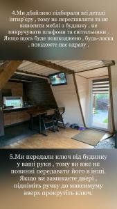 une page d'un livre avec une photo d'une maison dans l'établissement VIP-Domyk, à Rakhiv