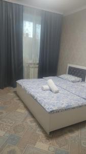 Una cama o camas en una habitación de Сдам квартиру 3-х комнату на Батысе 2