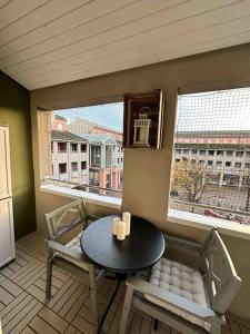 einen Balkon mit einem Tisch und Stühlen sowie einem Fenster in der Unterkunft Wohnen im Grünen in Karlsruhe