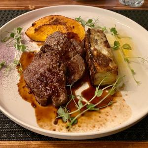 une assiette de denrées alimentaires contenant de la viande et des légumes sur une table dans l'établissement Eurovea Apartments, à Bratislava