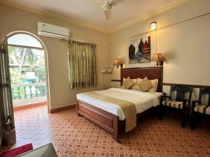 La Ben Resort في كلفا: غرفة نوم بسرير ونافذة كبيرة