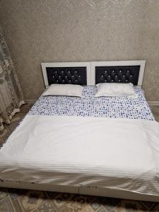 Tempat tidur dalam kamar di Сдам квартиру 3-х комнату на Батысе 2