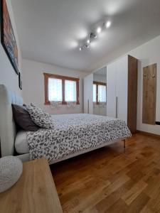 1 dormitorio con 1 cama grande y 1 sofá en Angy's house Roma en Roma