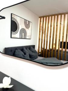 einen Spiegel in einem Zimmer mit einem Bett in der Unterkunft Moderne Erdgeschosswohnung in Augsburg