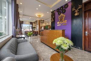 - un hall d'un hôtel avec un canapé et un comptoir dans l'établissement Myrtle Boutique Hotel, à Đà Lạt