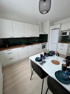 Kuchyň nebo kuchyňský kout v ubytování Ylimmän kerroksen tilava kolmio jokinäkymällä