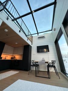列維的住宿－Levi Aurora Sky，一间带桌椅和窗户的用餐室