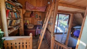 ein Zimmer mit einer Treppe in einem Holzhaus in der Unterkunft Pensiunea Mirela in Breaza
