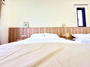Postel nebo postele na pokoji v ubytování 睡飽飽民宿 Sleeping Well B&B 全新電梯民宿