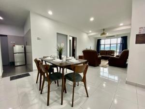 - une salle à manger et un salon avec une table et des chaises dans l'établissement Mayura Accomodation, à Kuala Lumpur