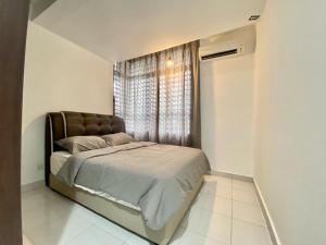 - une chambre avec un lit doté d'une tête de lit en cuir et d'une fenêtre dans l'établissement Mayura Accomodation, à Kuala Lumpur