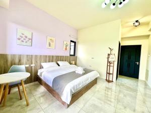 Postel nebo postele na pokoji v ubytování 睡飽飽民宿 Sleeping Well B&B 全新電梯民宿