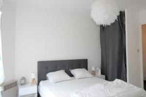 Ένα ή περισσότερα κρεβάτια σε δωμάτιο στο T2 perros guirec Plage de trestraou label 2*