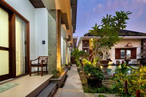 einen Balkon eines Hauses mit Pool in der Unterkunft Jineswari Kuta by Kamara in Kuta