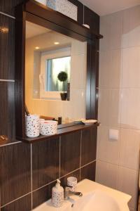 La salle de bains est pourvue d'un lavabo et d'un miroir. dans l'établissement POČITNIŠKA HIŠA SONČNI VRH, à Spodnji Ivanjci