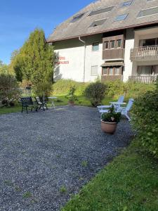 a yard with two benches and a building at Schwarzwaldblick in Triberg