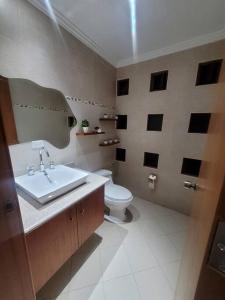 ein Bad mit einem Waschbecken und einem WC in der Unterkunft hermosa casa en cuenca in Cuenca