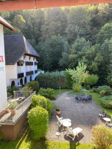 una vista sul giardino con sedie e tavoli di Schwarzwaldblick a Triberg