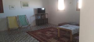 Shabīkah的住宿－Castello Bianco，配有电视和桌椅的房间