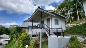 mały biały dom ze schodami prowadzącymi do niego w obiekcie Moonway Bungalows w mieście Ko Phangan