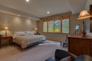 um quarto com uma cama, uma secretária e uma janela em High Altitude at Tahoe Donner - Huge 4 BR with Private Hot Tub, Pool Table, Ping Pong, HOA Amenities em Truckee