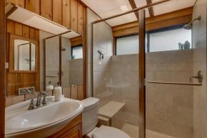 Un baño con lavabo, inodoro y ducha. en Cozy Wood Cabin- Updated- Hot Tub- Fireplace- Backs to Forest, en Carnelian Bay