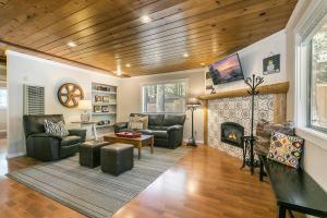 uma sala de estar com mobiliário de couro e uma lareira em Hidden Willow at Tahoe Park - Cozy 2 BR Cabin, Walk to Dining, Near Skiing em Tahoe City