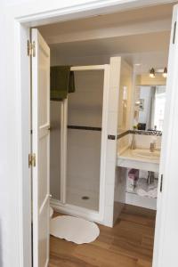 un baño con lavabo y espejo en Apartamentos Casamonteymar Bas-Ser, en Vejer de la Frontera