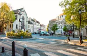 una calle vacía en una ciudad con edificios en Paris - Bords de Marne, en Saint-Maur-des-Fossés