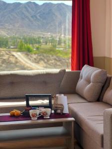 uma sala de estar com um sofá com uma mesa e uma janela em Puertas del Cielo II em Cachí