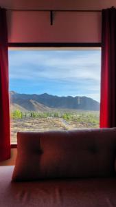 uma janela com vista para o deserto em Puertas del Cielo II em Cachí