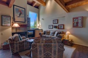 un soggiorno con due divani e un camino di North Shore Lakeside Condo #8 by Tahoe Getaways - Updated 3 Story Condo Near Palisades Resort w HOA! a Tahoe City