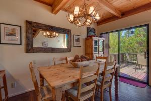 una sala da pranzo con tavolo in legno e specchio di North Shore Lakeside Condo #8 by Tahoe Getaways - Updated 3 Story Condo Near Palisades Resort w HOA! a Tahoe City