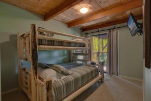 una camera con letto a castello e TV in una stanza di North Shore Lakeside Condo #8 by Tahoe Getaways - Updated 3 Story Condo Near Palisades Resort w HOA! a Tahoe City Altre 18 foto